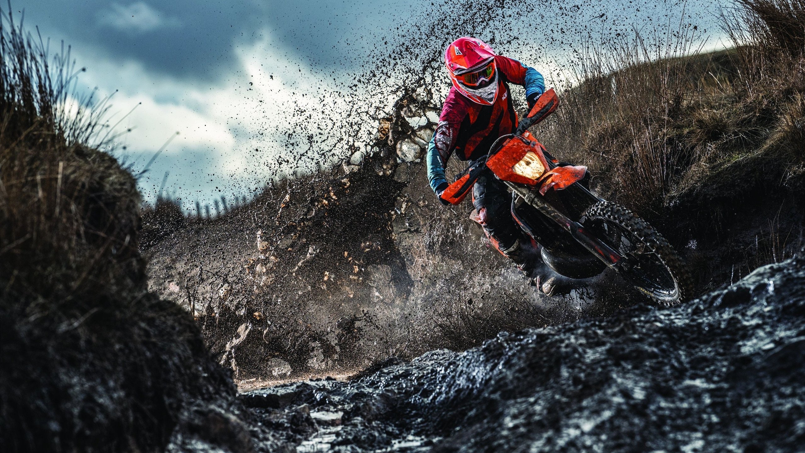 比赛中球员们百分百投入，为荣誉而战，比赛时将球员罚出场外的牌子为